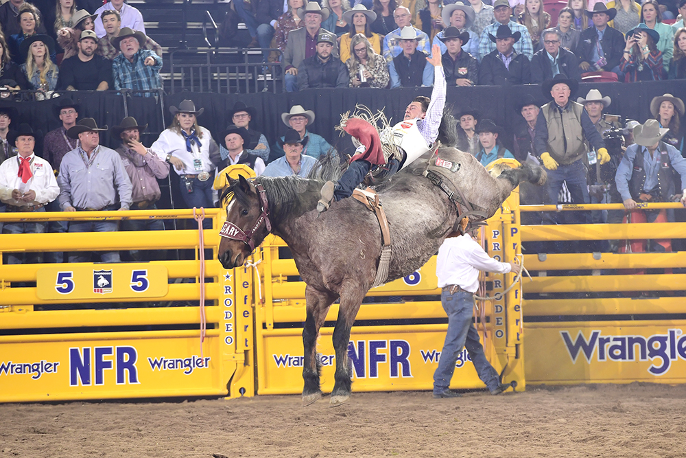 Clayton Biglow rides Calgary Stampede's Soap Bubbles for 86 points to finish fifth in Saturday's third round of the National Finals Rodeo. (PRCA PRORODEO PHOTO BY JAMES PHIFER)