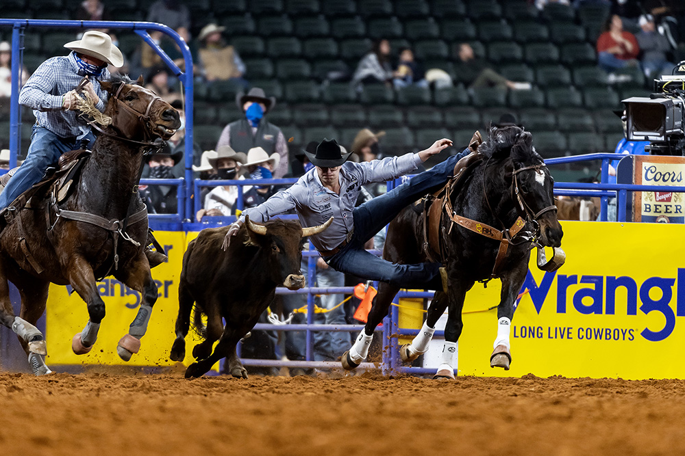 Bridger Anderson transitions to his steer on is way to a 3.8-second run, which split the round win with two-time world champion Tyler Waguespack. (PHOTO BY JAMES PHIFER)