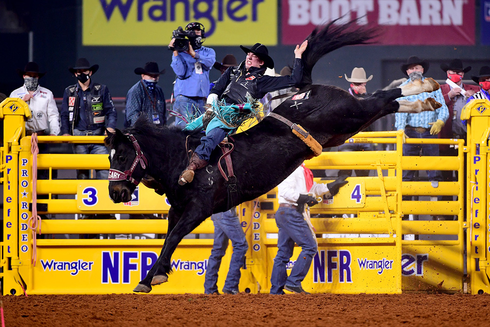 Jess Pope rides Calgary's Xplosive Skies for 89 points to win Thursday's eighth round of the National Finals Rodeo. (PHOTO BY JAMES PHIFER)