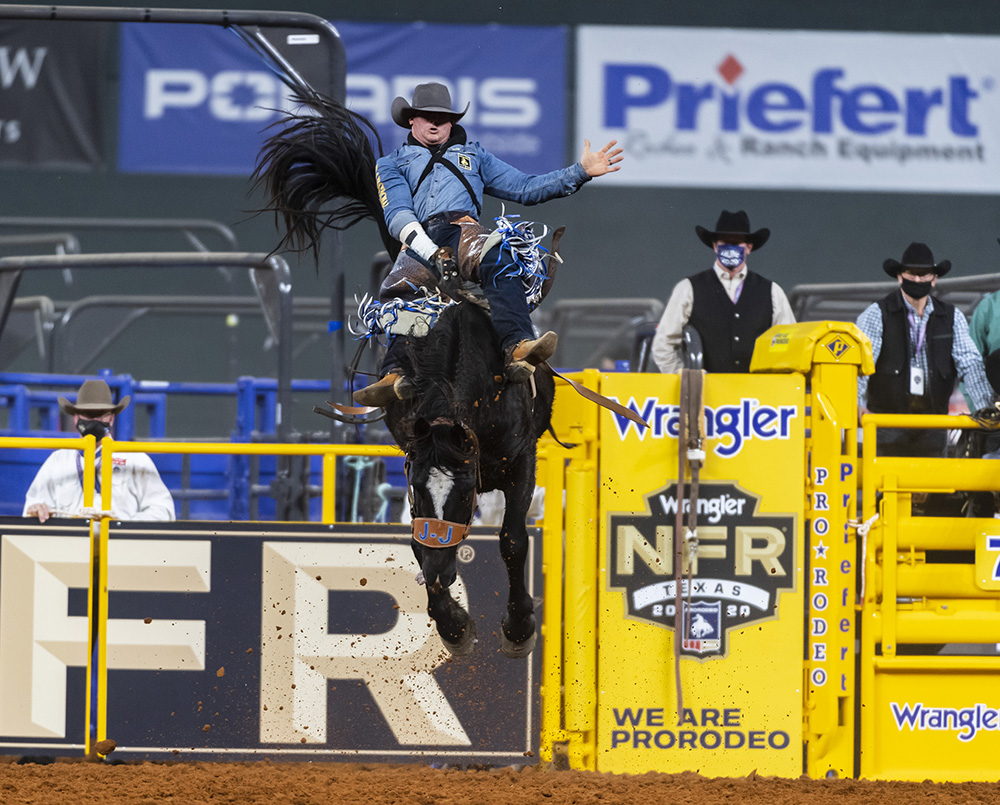 Chad Rutherford rides J Bar J's Yum Bugs for 85.5 point to place in Tuesday's sixth round of the National Finals Rodeo. (PHOTO BY JAMES PHIFER)